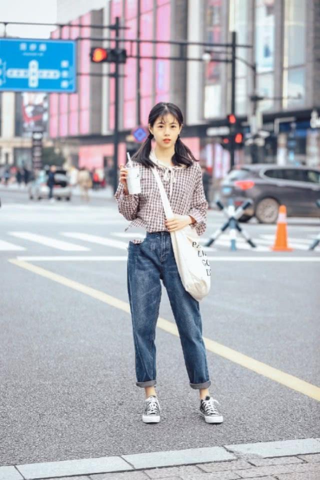 街拍:拥有成熟婉约气质,走在街头的美女,尽显青春靓丽
