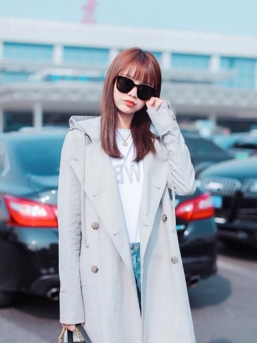 t恤|连帽风衣内搭白T恤,齐刘海发型时尚又洋气,真是太美了!