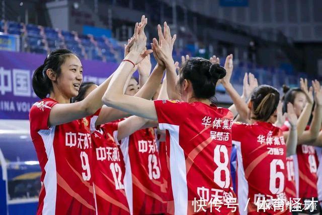 蔡斌|江苏女排两大副攻强势崛起：主教练蔡斌让她们只发基础飘球