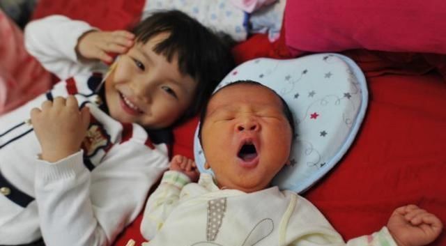 哥哥|''你就不能让着你弟弟点吗'',听了大宝的话,妈妈才反应过来后悔