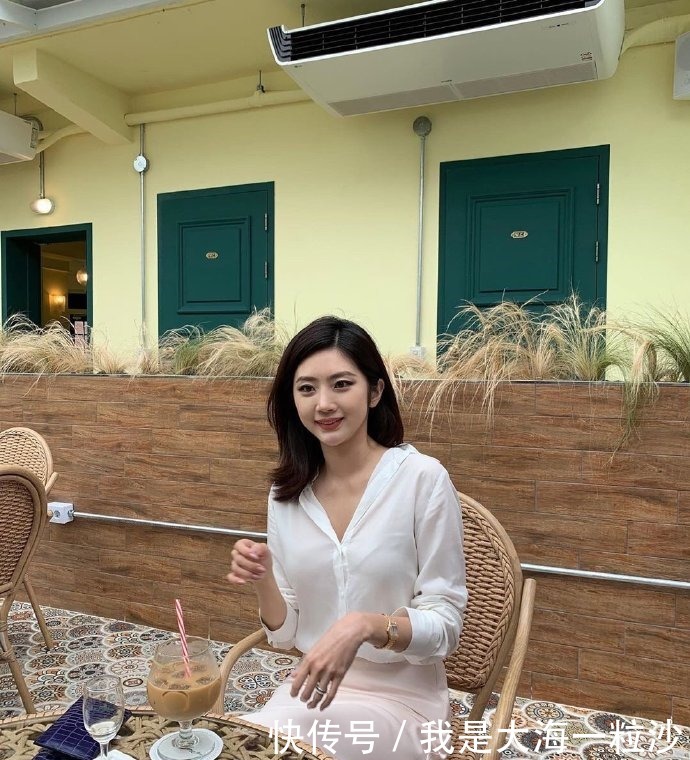 美女衣服虽然穿的简单，可是颜值跟身材不简单！