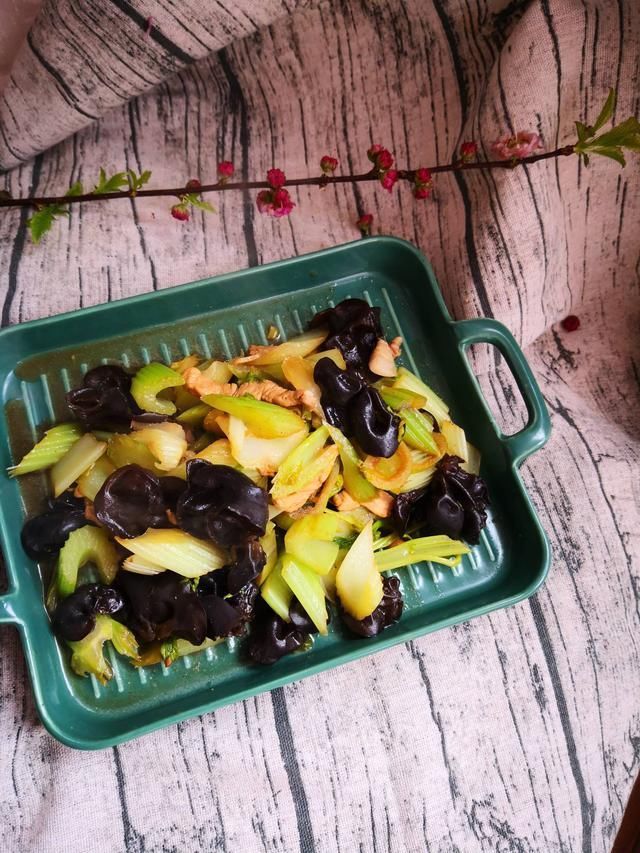 分钟|泡木耳只加水就错了,大厨都这样做,2分钟泡开,木耳又大又好