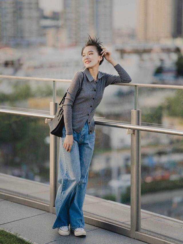 减龄|3、40岁这样穿“贼”好看,针织开衫搭配牛仔阔腿裤,清爽又减龄