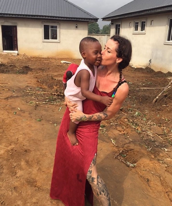 父母|瘦弱男童被父母抛弃,善良美女将他带回家,2年后男童变成了这样