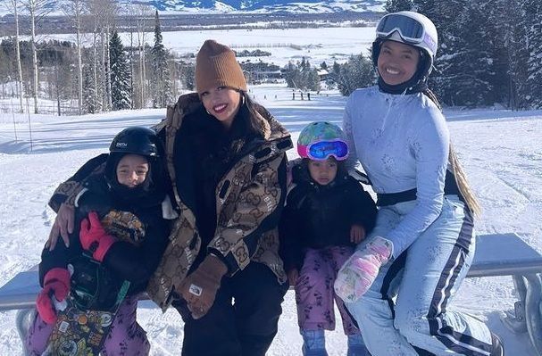 女儿|瓦妮莎带3个女儿滑雪,小女儿遗传科比的运动基因,在滑雪场撒欢