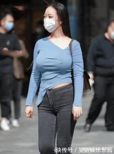 街拍|路人街拍，高腰紧身牛仔裤搭配泡芙露肩短袖，时尚与高贵的碰撞