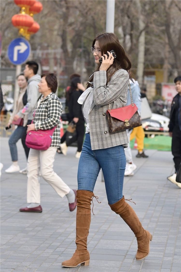 修身长裙 深灰色修身长裙,上身舒适,时尚大气