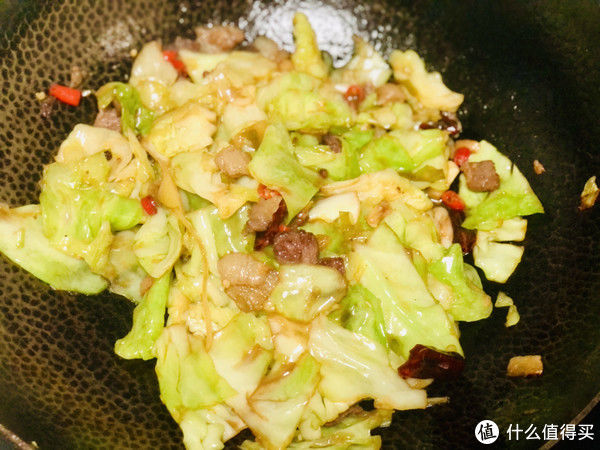 干辣椒|做手撕包菜，应该焯水还是过油？教你正确做法，爽脆清甜还不出水