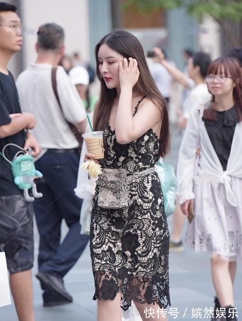 裙子 黑色和白色叠层的连衣裙,有层次感,穿上很高级