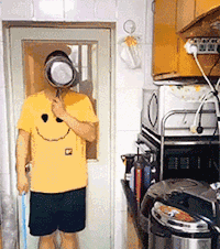 |搞笑GIF:小家伙的招式挺不错的,大哥是演员出身么?