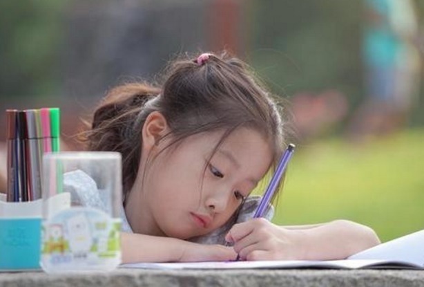 绒绒|一岁宝宝“抓周”,看到孩子抓的东西奶奶瞬间黑脸,宝妈:没眼看