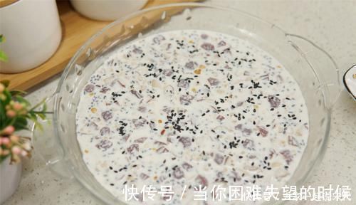 早餐|糯米粉这吃法，孩子连吃7天都不烦，早餐拿几根就走，方便又好吃
