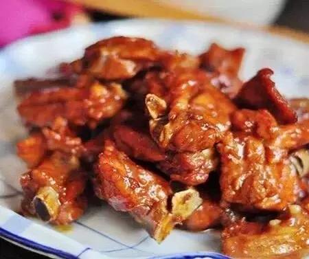 请朋友来家里吃饭，妈妈做几道美味家常菜招待，朋友说下次还想来