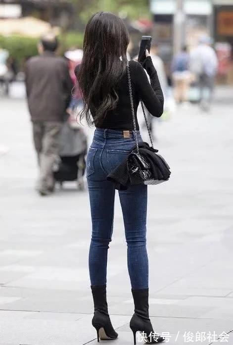 T恤 百搭紧身黑色T恤，穿出了小姑娘的独特魅力