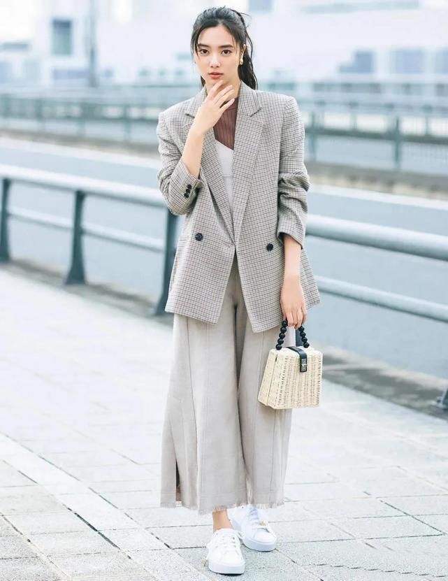 35岁日本姐姐追求质感和高级感，3个早春穿衣妙招，气质有品位！