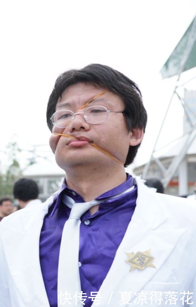 板垣惠介|大叔cos花山薰，用了两根皮筋，网友看着很疼