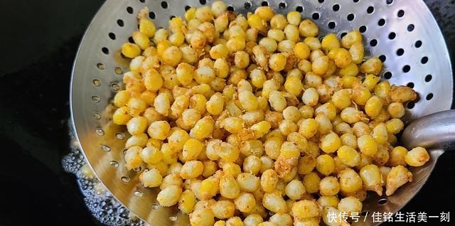试一下|香喷喷的椒盐玉米,下酒下饭都不错,做法简单又美味,值得一吃