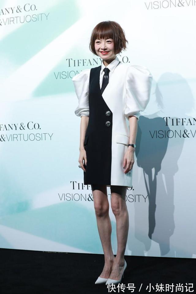 匀称|陈鲁豫这次穿对了,波波头配一款西装式黑白拼接连衣裙,气质全开