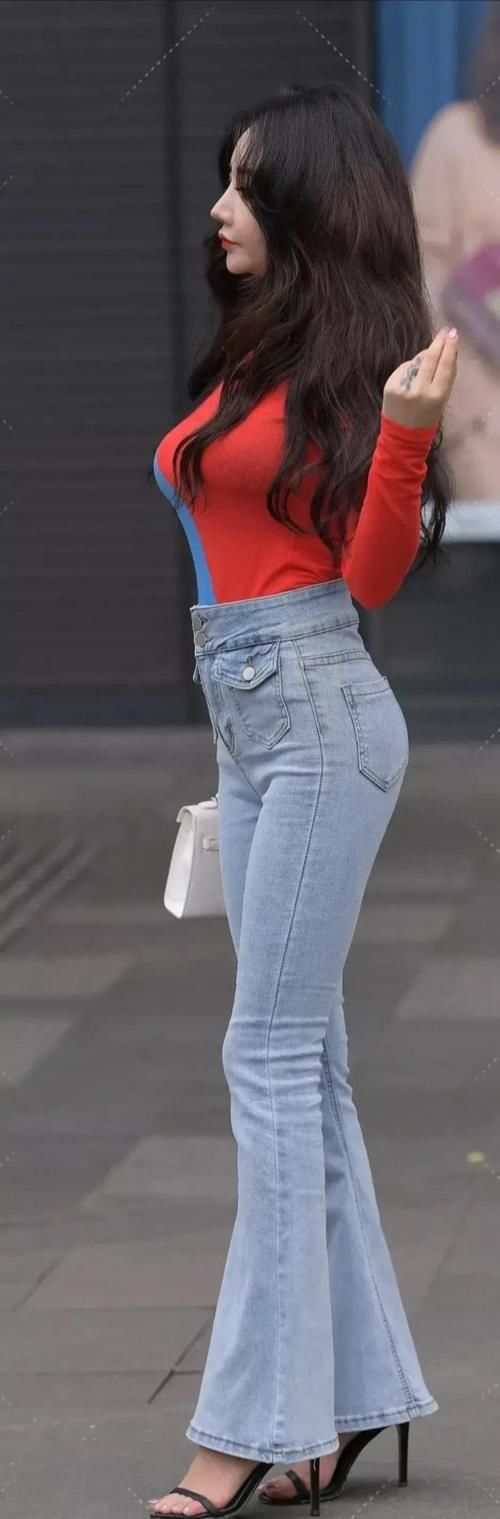 个高腿长的女孩不妨尝试一下喇叭裤牛仔，穿出不一样的神韵！