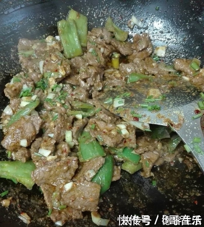 老妈炒的牛肉是一绝，吃过的都说特别嫩，全因为多了这个步骤！