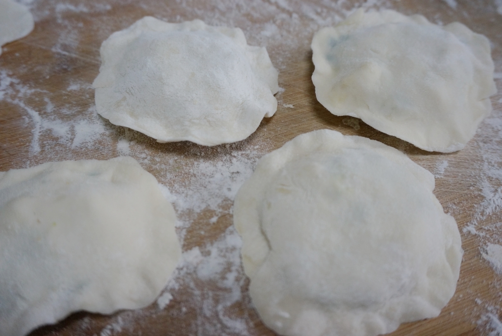 这个馅饼百吃不厌，皮不发硬，馅不流汤，方法简单没得说！