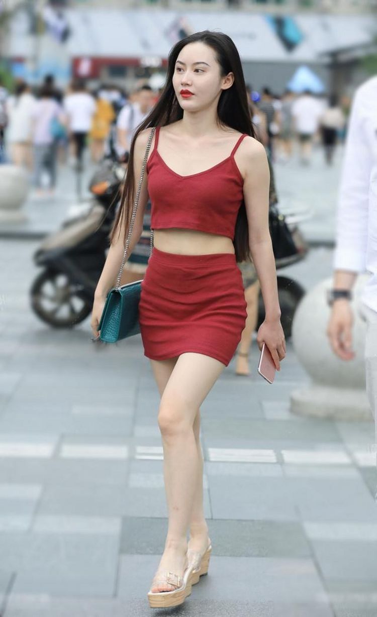 街拍|街拍：黄色包身裙+高跟鞋, 微胖姑娘穿了尽显身材, 让你回头率大增