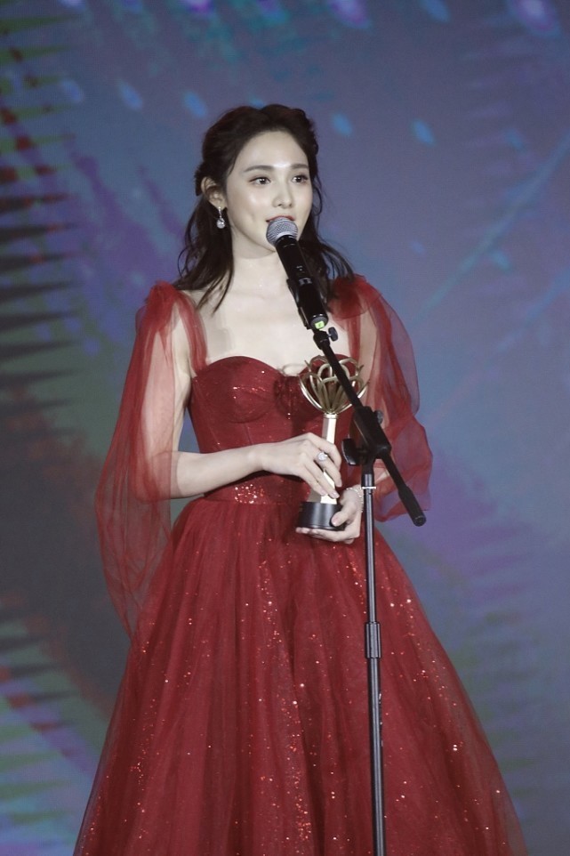 羽毛|彭小苒的生图跟精修似的, 一袭红裙妩媚灵动, 衬得肤色好白嫩