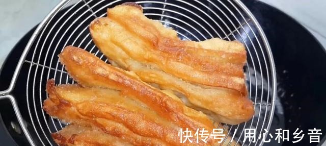 松软|这种创意油条做法，外皮酥掉渣，里面松软香甜，好吃又简单！