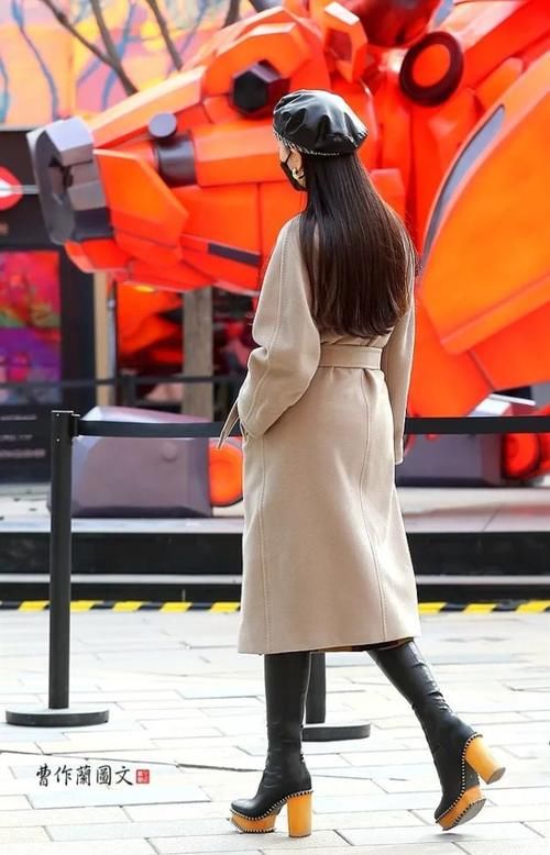 街拍:越穿越有高级感的高筒靴美女