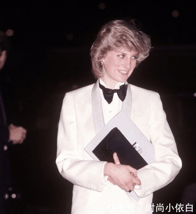 西服|38岁凯特隔空撞衫婆婆,同样是穿白色西服,婆媳俩美出不同气质