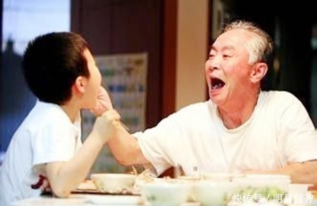 孩子|一碗“毒面条”害了很多孩子，父母却洋洋得意，毫不自知反省