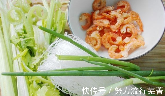 芹菜段|粉丝虾米芹菜汤，鲜嫩爽口，滋味十足的口感，真是美味的不得了！