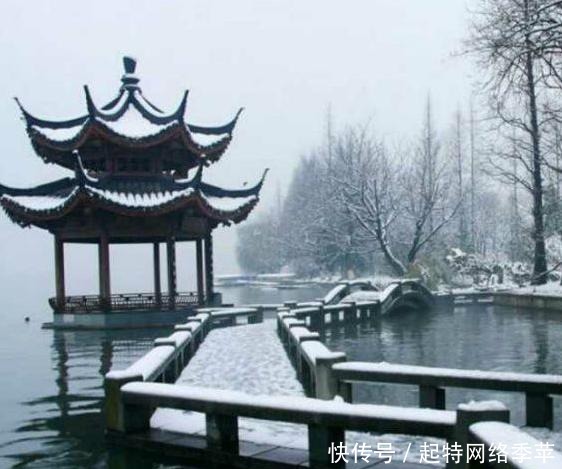 长亭外,古道边,芳草碧连天,这句歌词虽然不是诗词,但比诗词美