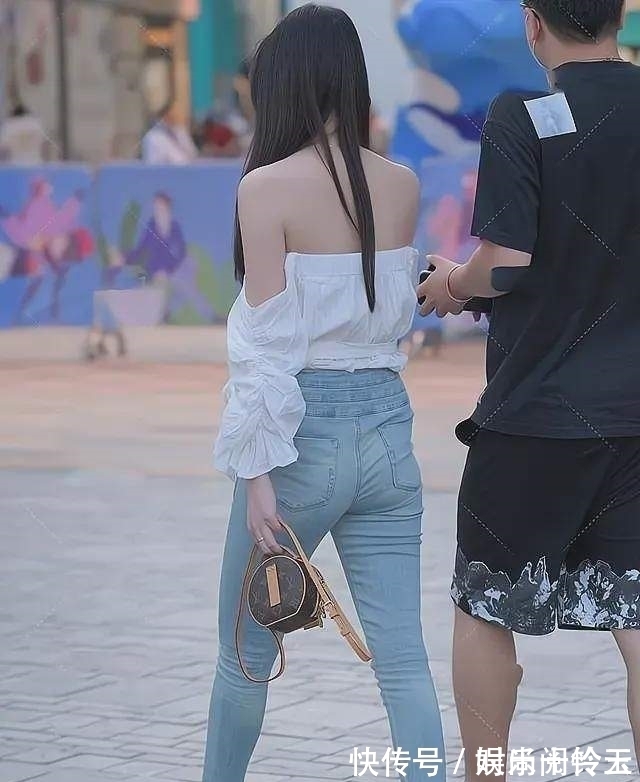 女神 一字肩上衣搭配牛仔长裤,尽显俏丽迷人气质,女神气息扑面而来