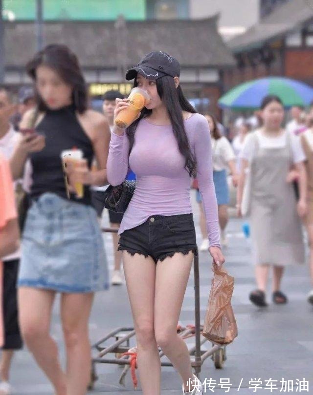 搭配 棕色低胸背心搭配棕色紧身短裤，飘逸自信的感觉，天然的色彩！