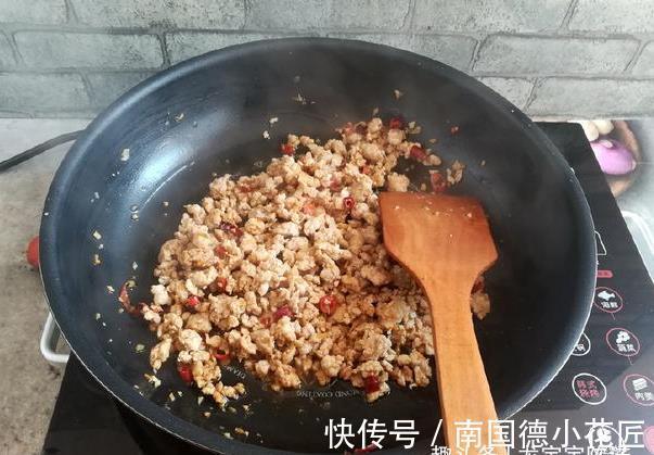 米饭|这菜跟黄豆一起煮,香辣开胃还补钙,3碗米饭不够吃