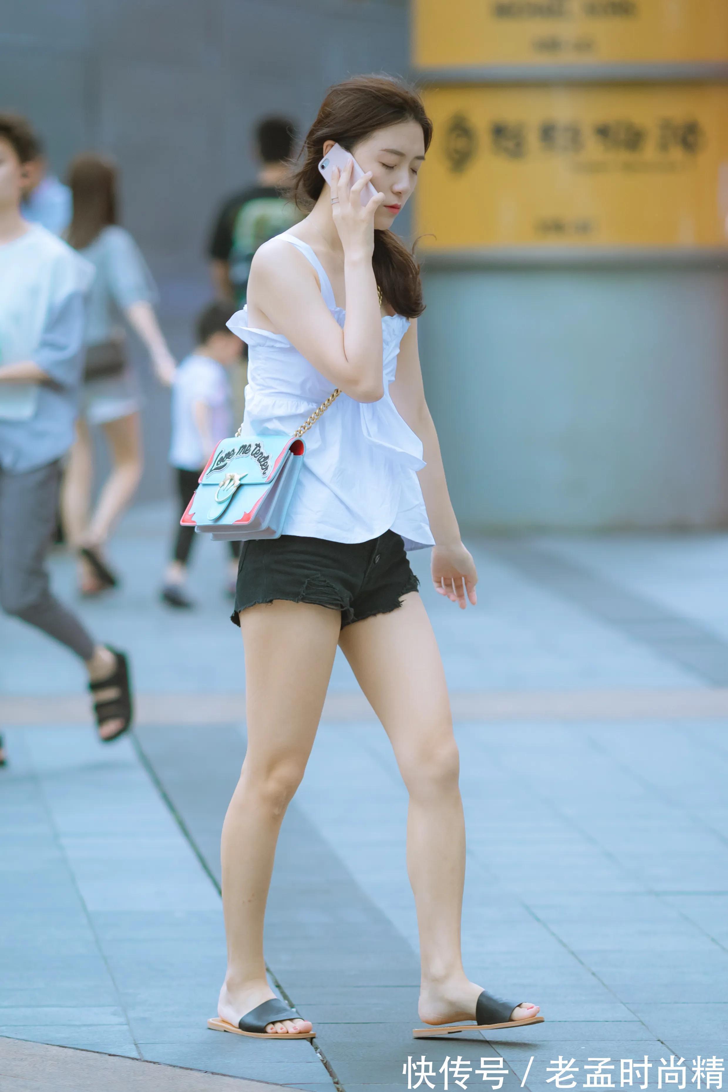 百搭 街拍|穿百搭白色上装的女生干净素雅又时尚