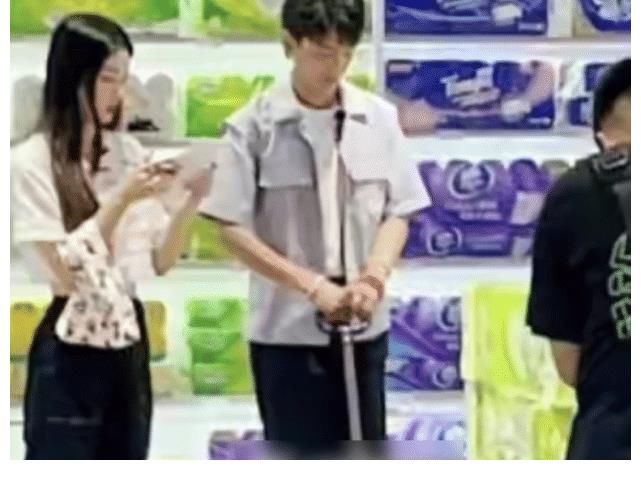 低头见|同是和丁真一起逛街，周也姚安娜态度差太多，一个细节瞬间路转粉