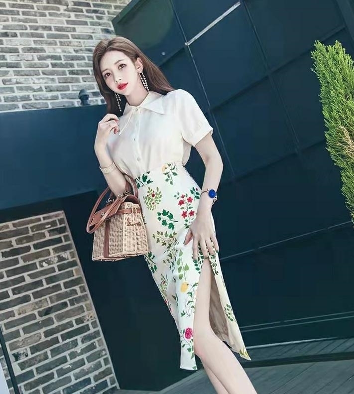 衬衫 职业套装的白色短袖衬衫,搭配开叉印花包臀半身裙的穿搭