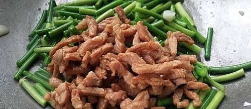 炒猪肉时,先放油还是先放肉?很多人都搞错了,难怪肉又老又硬