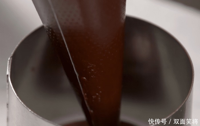 孩子|孩子爱吃的巧克力流心蛋糕,香甜味美,软嫩营养,吃了一次还想吃