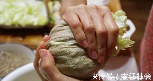 调白菜馅，千万别剁碎直接拌馅！多做1步，紧实不出水，鲜嫩多汁