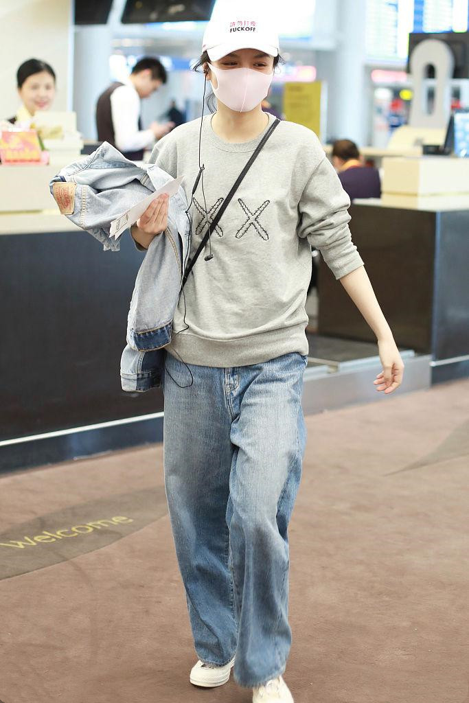 卫衣 26岁春夏低调走机场,卫衣搭配直筒裤简约又休闲,这帽子太有个性
