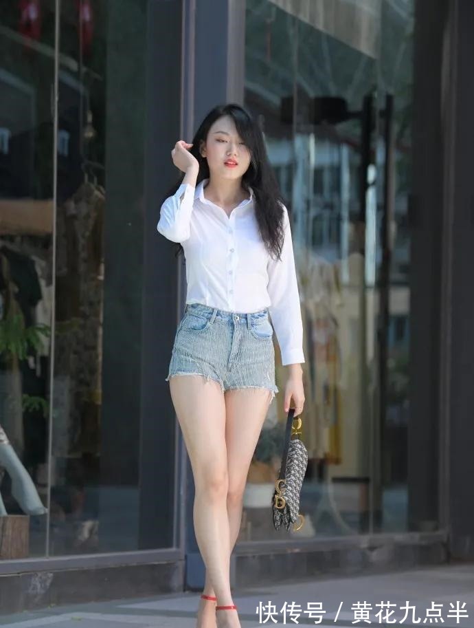 高跟鞋 亮白色衬衣,搭配短款牛仔裤,穿出活力四射的迷人魅力!