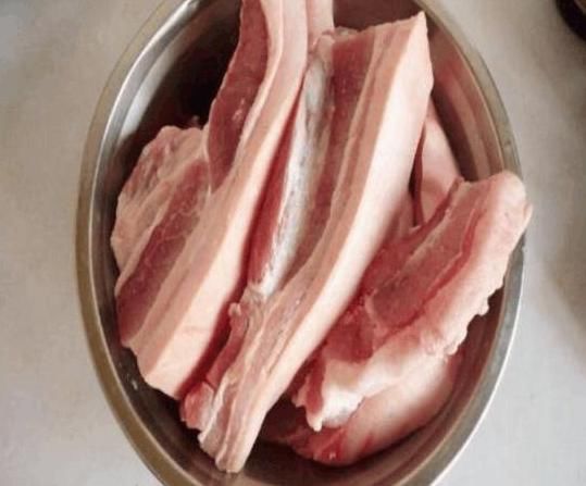  入味|腌腊肉，放多少盐合适？牢记这个比例，腊肉鲜香入味，不长毛不臭