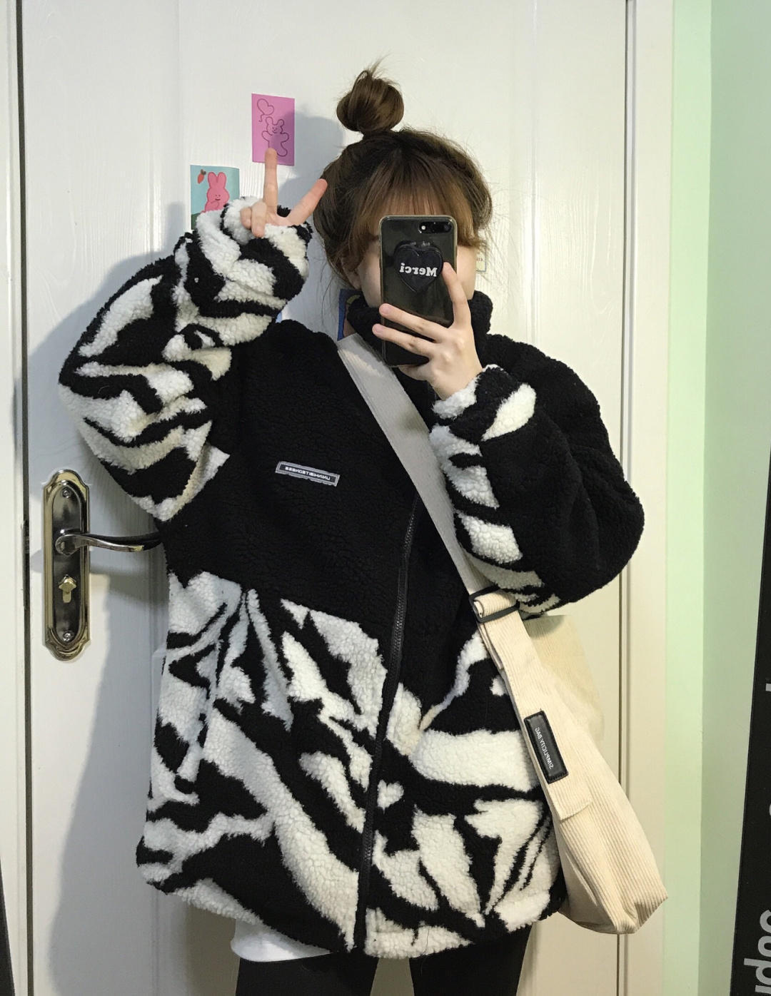 豹纹 秋天不要只会穿风衣了,今年流行“羊羔毛外套”,保暖舒适还温柔