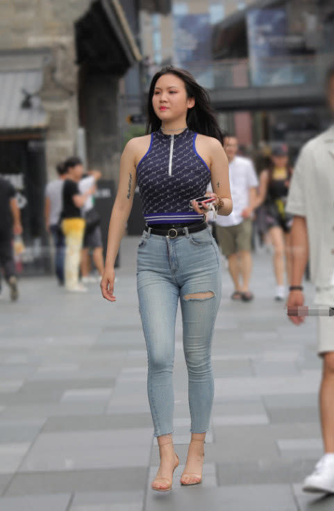 包臀裙|街拍美女：多肉女孩穿搭时尚亮眼，微胖也可以让女人自信起来