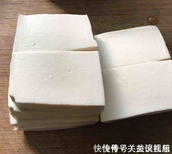 不粘锅|煎豆腐，别直接下油锅，多加这“1步”，豆腐不粘锅还不会碎