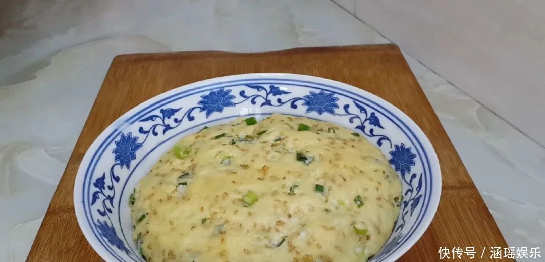 早餐别吃包子了,面粉中加2个鸡蛋,不蒸馒头不烙饼,出锅太香了