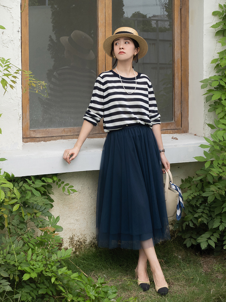 针织开衫|30+的女性怎么穿才好看,用粗条纹针织衫配薄纱半身裙,高级优雅